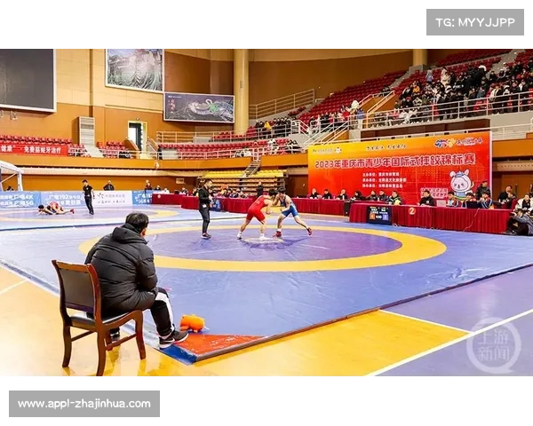 河南青少年摔跤冠军赛现场：选手斗志昂扬展现体育精神